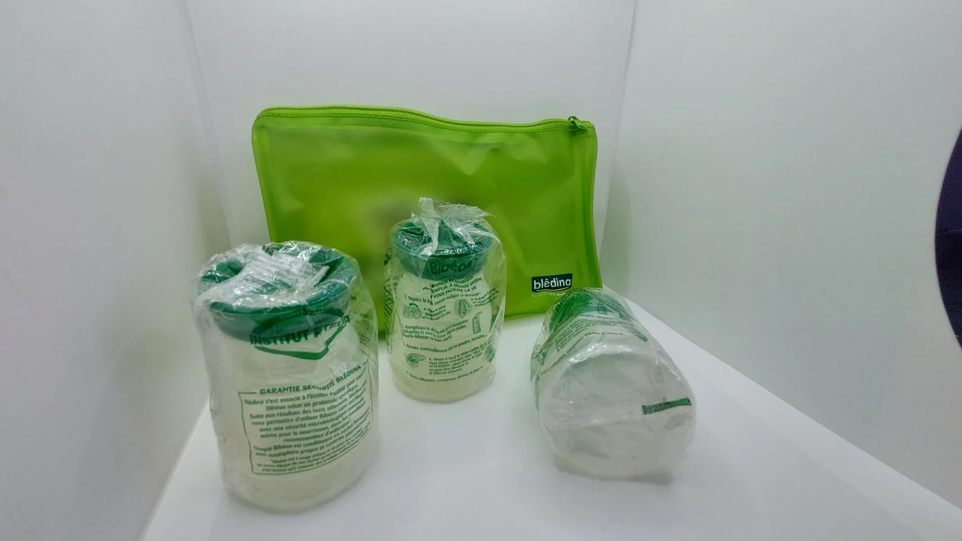 Biberons Bibéon emballés individuellement avec une trousse verte portant la marque Blédina